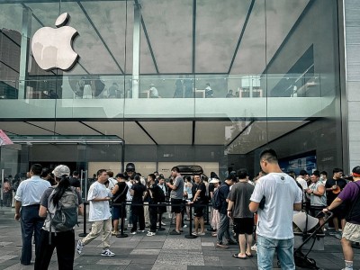 年輕人杠上黃牛，只為搶iPhone 16？這波操作讓人看不懂！