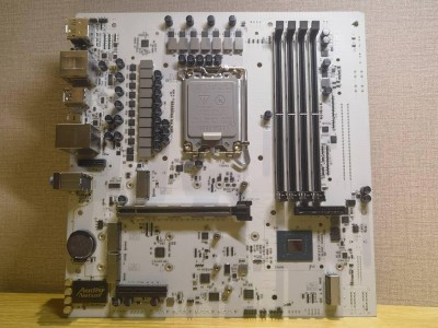 裝機猿曬新款LGA-1851背插主板，GC-HPWR接口成亮點？