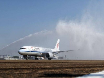 C919國(guó)產(chǎn)大飛機(jī)身披五星紅旗首秀澳門(mén)，公眾可近距離感受風(fēng)采