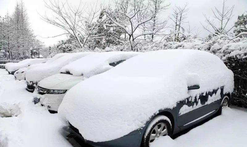 雪天清理車身積雪