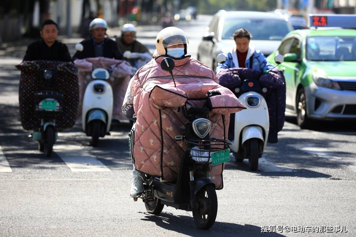 電動(dòng)摩托車示意圖