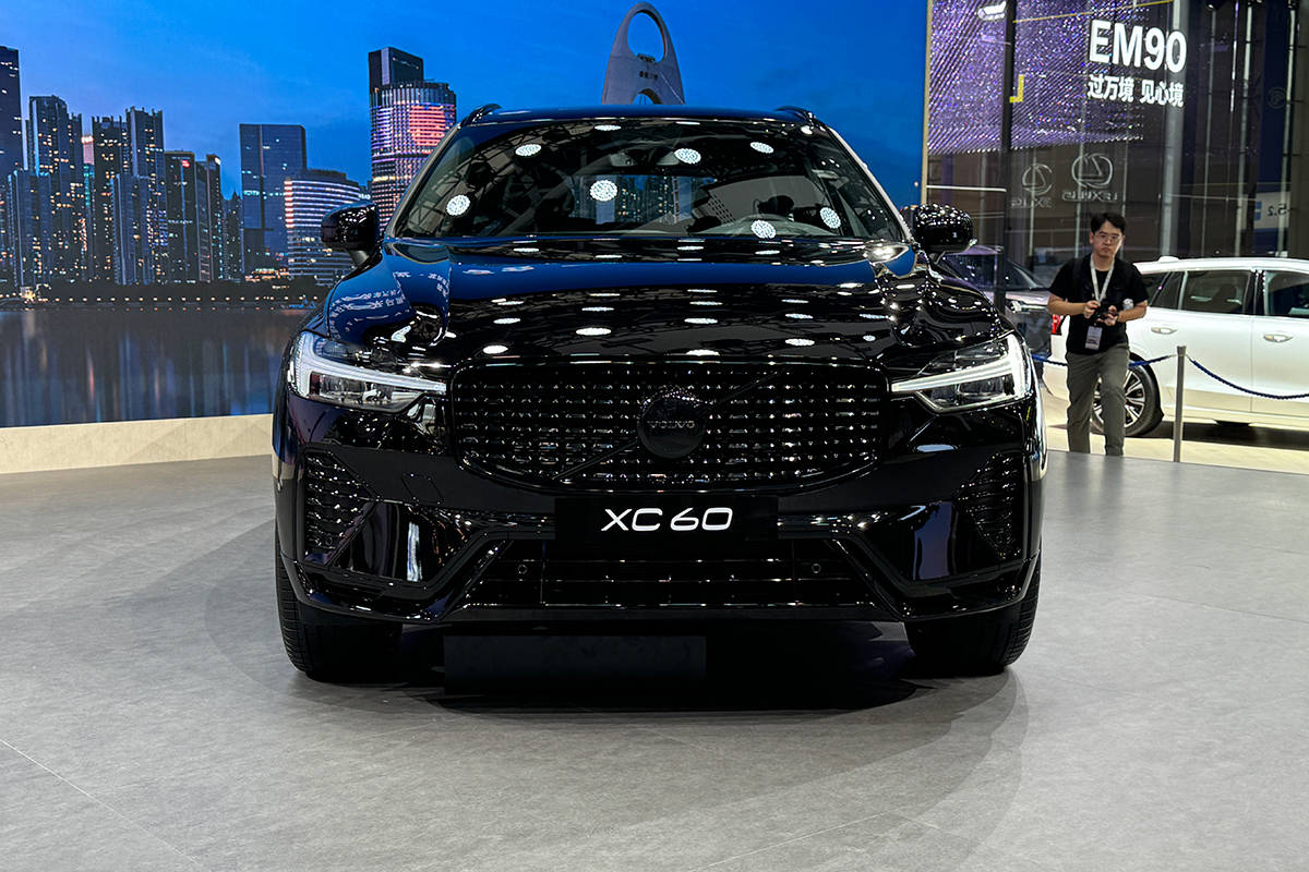 沃爾沃XC60智遠(yuǎn)極夜黑版車型內(nèi)飾設(shè)計(jì)