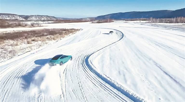 測試汽車在雪地上飛馳