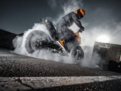 2025款KTM 790 DUKE：經(jīng)典“手術(shù)刀”再升級，騎行體驗更出色！